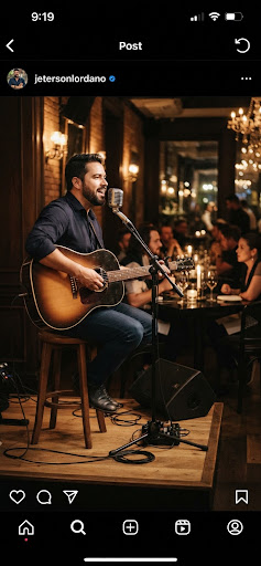 Jeterson Lordano cantando e tocando violão em restaurante intimista